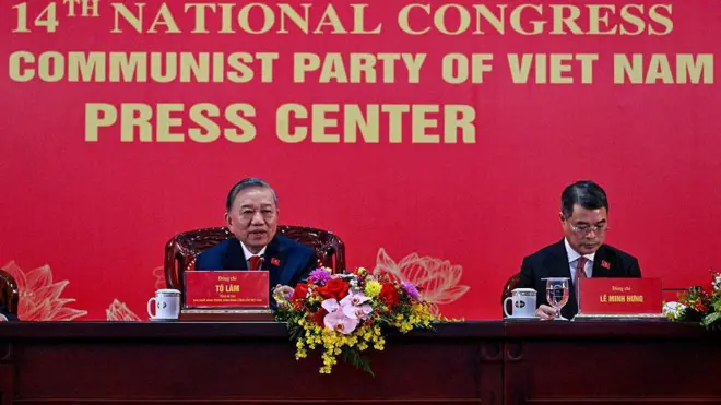 Ông Tô Lâm (trái) tại họp báo sau đại hội 