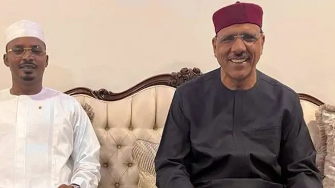 التقى رئيس النيجر محمد بازوم (يمين) برئيس تشاد محمد إدريس ديبي إتنو (إلى اليسار) في القصر الرئاسي في نيامي.