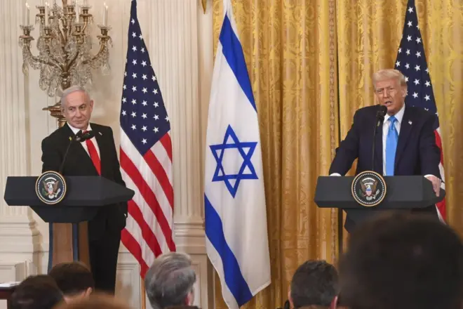 الرئيس الأمريكي، دونالد ترامب، ورئيس الوزراء الإسرائيلي، بنيامين نتنياهو، خلال لقاء سابق في البيت الأبيض، في 4 فبراير/شباط 2025