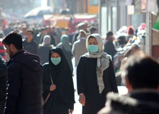 دوه مېرمنې ککړه هوا کې روانې دي