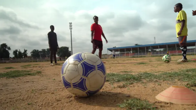 Coach Juliet Adada dey teach young girls how to play di game for Kaduna state