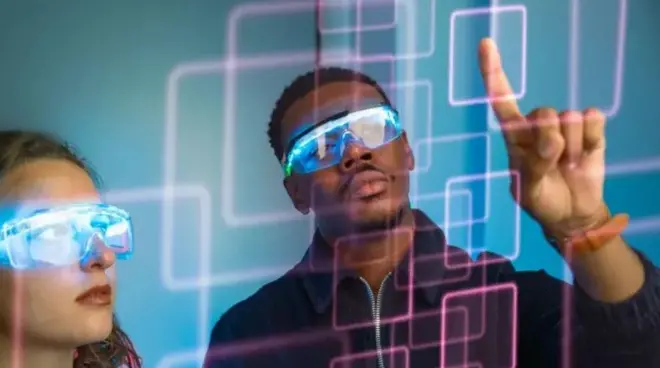 Un homme et une femme en train de regarder un diagramme virtuel