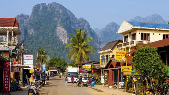 Rua de Laos com montanha ao fundo