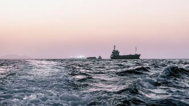 油轮和货船于2026年6月21日停泊在阿曼马斯喀特的卡布斯苏丹港（Port Sultan Qaboos）外海。