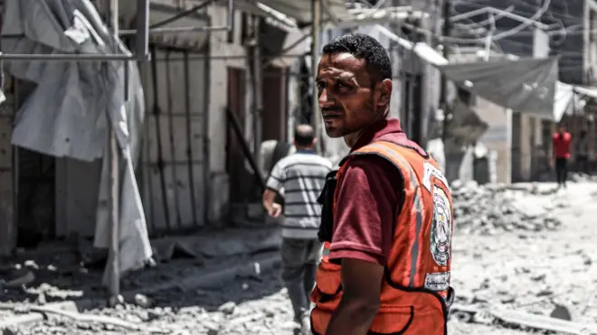 Спасатель на улице Газы