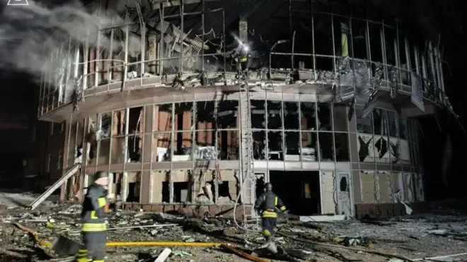 Зруйнована обсирілами будівля