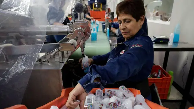 Trabajadora en una fábrica en México