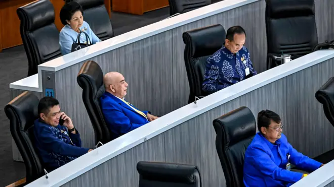 สว. กลุ่มใหญ่เลือกสวมใส่ชุดสีน้ำเงินเข้าร่วมประชุมวุฒิสภาเมื่อ 6 ส.ค.