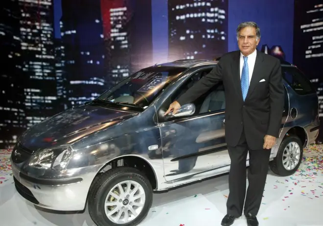 Ratan Tata, ari imbere y'imodoka nshya ya Indigo 'Marina' ya Tata Motors ubwo bayimurikaga i Mumbai muri Nzeri 2004