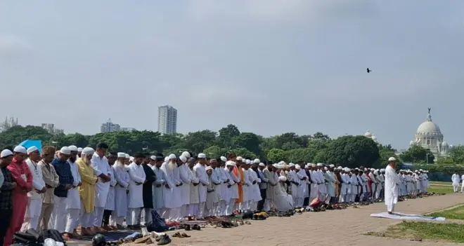 বৃহস্পতিবার ব্রিগেড প্যারেড গ্রাউন্ডে নামাজ পড়ার দৃশ্য