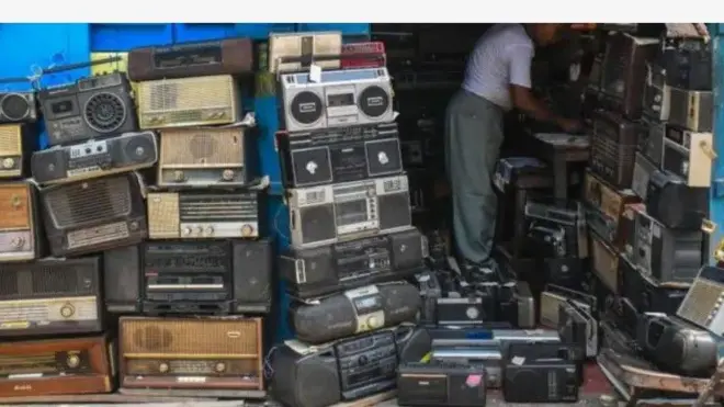 Aworan ọpọ redio nibi ti wọn ti n tun un ṣe, ọkunrin kan naa wa nibẹ.