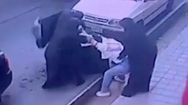 الحجاب في إيران: شرطة "الأخلاق" تعتقل بعنف فتيات يظهرن شعرهن