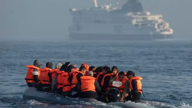 قارب إنقاذ مهاجرين في البحر.
