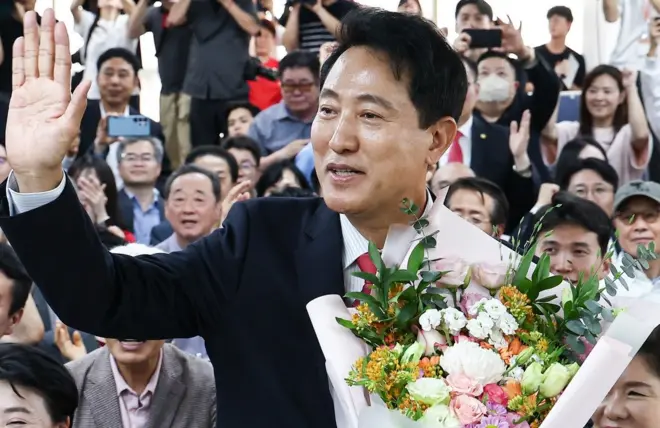 6·3 지방선거에서 당선된 오세훈 국민의힘 서울시장 후보가 4일 서울 종로구 선거사무소에서 꽃다발을 전달 받고 환호 하고 있다