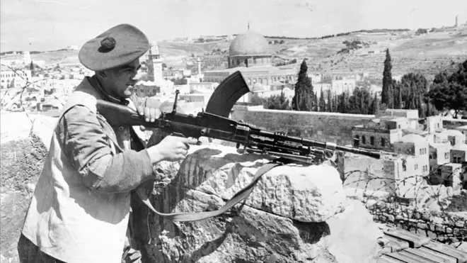 جندي بريطاني يحمل رشاشاً في القدس في 1 مايو/أيار 1948