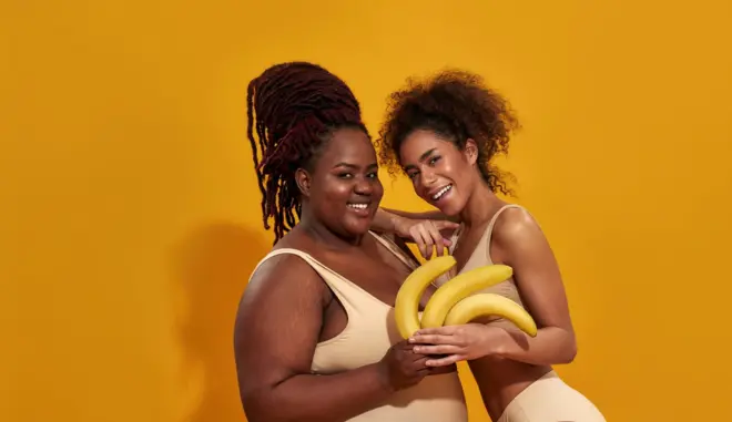 femmes qui tiennent des bananes