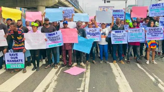 Members of di Peoples Democratic Party cari nprotest waka go INEC office