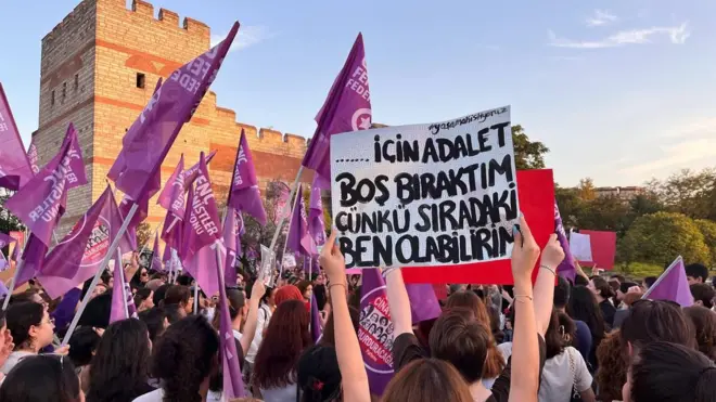 Kadınlar İkbal Uzuner ve Ayşenur Halil cinayetlerini protesto ediyor