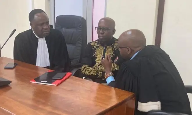 Wenceslas Twagirayezu aganira n'abunganizi be amaze gukatirwa gufungwa imyaka 20