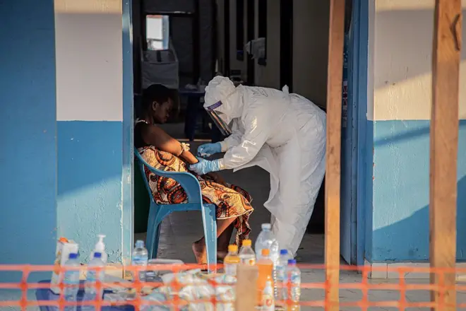 Umukozi wo kwa muganga afata ibipimo ku murwayi urwaye indwara ya Ebola mu kigo nderabuzima cya Centre Médical Évangélique (CME) cyita ku barwayi ba Ebola, giherereye i Bunia mu ntara ya Ituri, mu burasirazuba bwa Repubulika ya Demokarasi ya Congo, ku itariki ya 23 Kamena (6) mu 2026