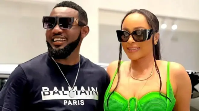 Aworan AY ayi iyawo rẹ