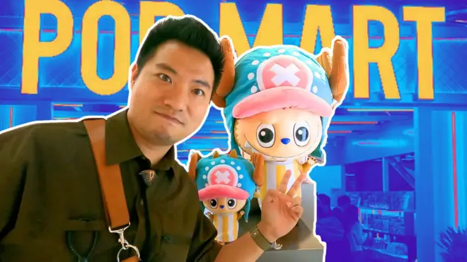 一位男記者與拉布布合影