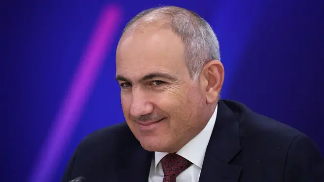 Paşinyan üzerinde bir takım elbiseyle gülümserken