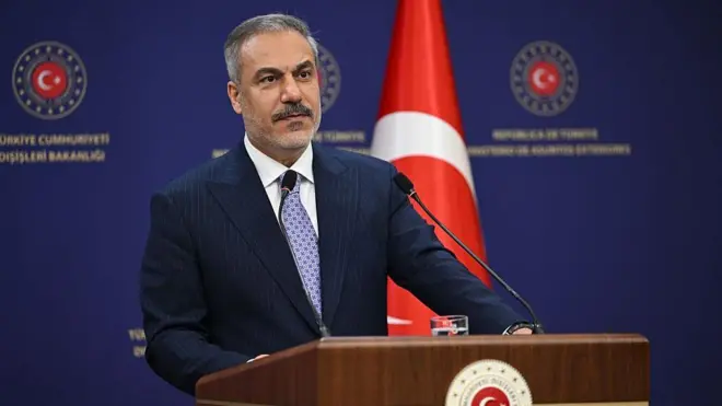 Dışişleri Bakanı Hakan Fidan kürsüde duruyor