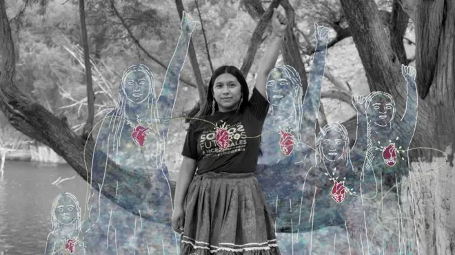 Una fotografía de una mujer de una comunidad indígena de México, con una ilustración digital superpuesta.