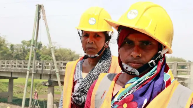 ढाका में एक प्रोजेक्ट पर काम करती हुईं बांग्लादेशी महिलाएं