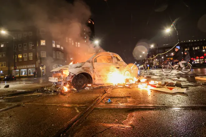 Amsterdam'da ateşe verilen bir araba