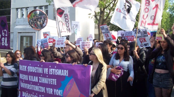 Boğaziçi'nde kadın ağırlıklı protestoda çok sayıda pankartla kadınlar Nureddin Yıldız'a konuşma izni verilmesini protesto ediyor