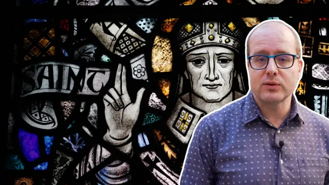 Repórter Daniel Gallas diante de imagem de vitral com representação de Santo Agostinho