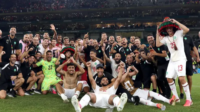 فرحة لاعبي منتخب المغرب بعد بلوغ دور الستة عشر من كأس العالم 2026