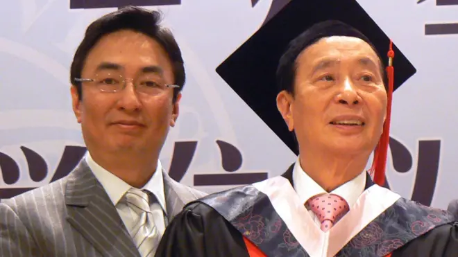 李兆基(右)與長子李家傑(左)在上海復旦大學榮譽學位頒授儀式上(29/2/2008)