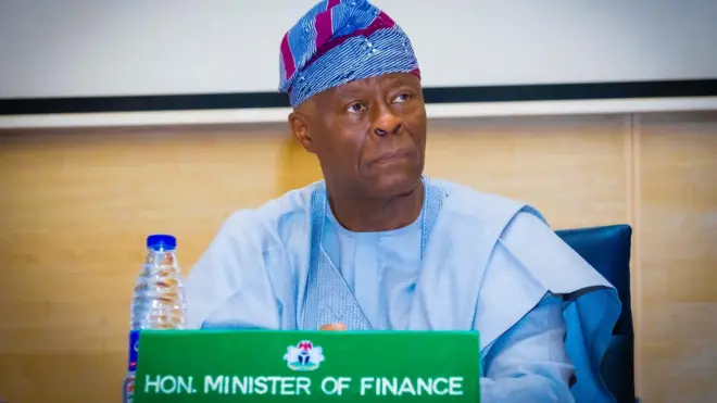 Minisita eto inawo, Wale Edun, wọ agbada olomi aro pẹlu fila to ba a mu