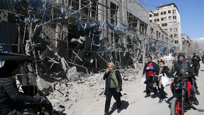 Vista de los graves daños causados en los alrededores de la plaza Ferdowsi, en el centro de Teherán, tras los ataques de Estados Unidos e Israel contra Irán