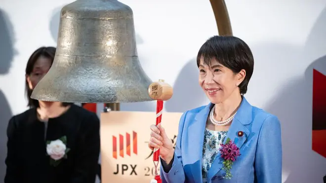 日本首相高市早苗在东京证券交易所举行的年度最后一个交易日结束仪式上准备敲钟。
