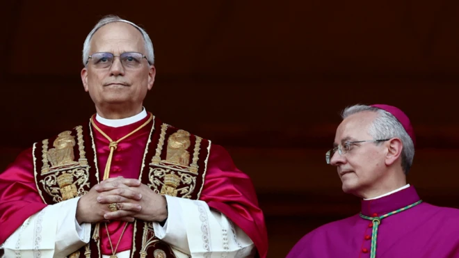 El nuevo papa, León XIV, se dirige a los fieles congregados en El Vaticano. 