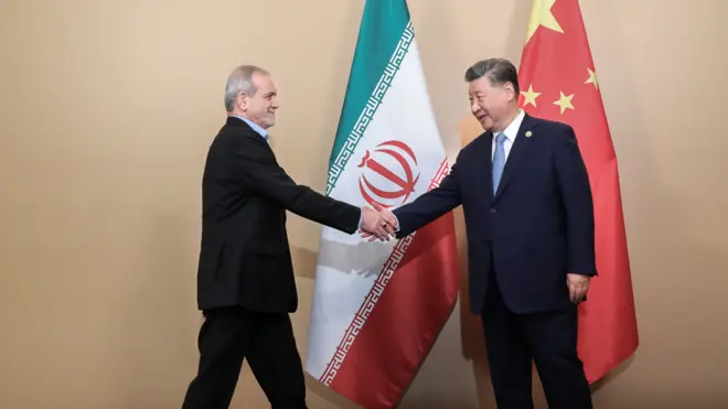 中國國家主席習近平（右）與伊朗總統馬蘇德·佩澤什基安（Masoud Pezeshkian；左）於2024年10月23日在俄羅斯喀山出席第16屆金磚國家峰會期間會面並握手