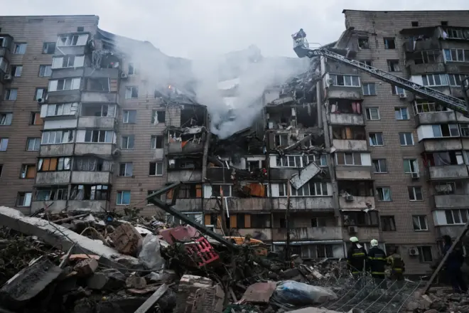 Рятувальники працюють на місці багатоквартирного будинку, серйозно пошкодженого внаслідок російського ракетного та дронового удару. Київ, 6 липня 2026 року.