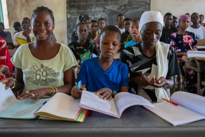 Des élèves assistent à leurs cours à l’école le 19 novembre 2024 à Fongolimbi, au Sénégal. 