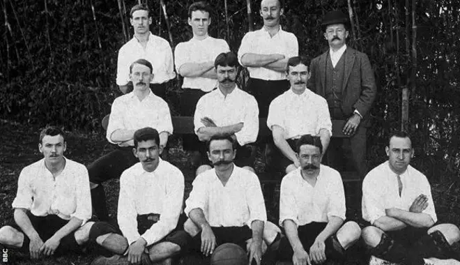 Time de futebol do Atlético São Paulo, 1904. Charles Miller está no meio da primeira fila com a bola.