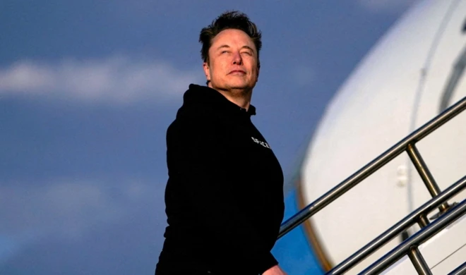 Elon Musk Mart ayında bir seyahat öncesi Air Force One uçağına binerken görülüyor