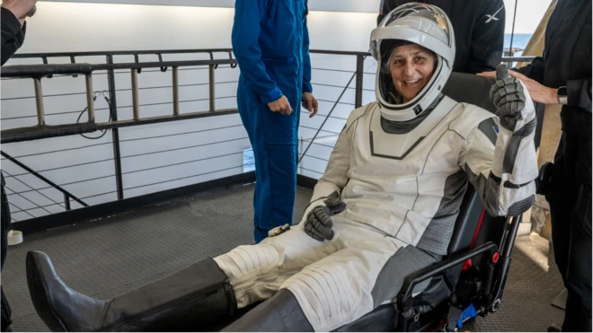 Umu 'astronaut' Suni Williams arimo gufashwa kuva mu cyogajuru SpaceX Dragon ari mu bwato MEGAN bwo kumukura muri SpaceX