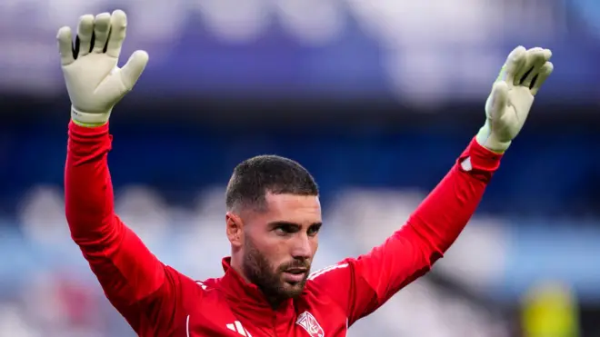 لوكا زيدان، لاعب نادي غرناطة، يُجري عمليات الإحماء خلال مباراة كرة قدم ضمن الدوري الإسباني "لاليغا هايبرموشن" بين ملقا وغرناطة على ملعب لا روزاليدا في ملقا، إسبانيا، في 6 سبتمبر/أيلول 2025. 