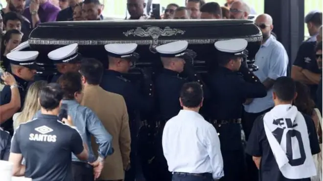 Dem carri Pele coffin during im burial procession