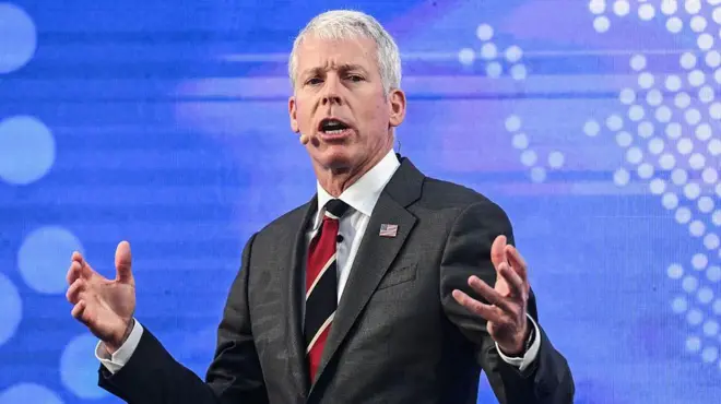 Chris Wright gesticulando enquanto fala durante um evento