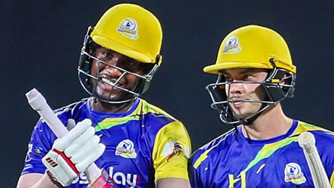 මෙවර ලංකා ප්‍රීමියර් ලීග් ක්‍රිකට් තරගාවලිය (ජුලි මස 01 වැනිදා) ආරම්භ වුයේ, කැන්ඩි ෆෝල්කන්ස් කණ්ඩායම සහ දඹුල්ල සික්සර්ස් කණ්ඩායම අතර තරගයෙන් කැන්ඩි ෆෝල්කන්ස් කණ්ඩායමට ජය හිමිකර දෙමිනි.