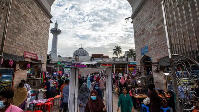 ঢাকা নিউমার্কেট। 